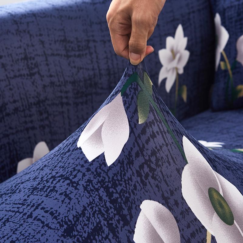 personne tirant la housse de canapé anissa avec sa main