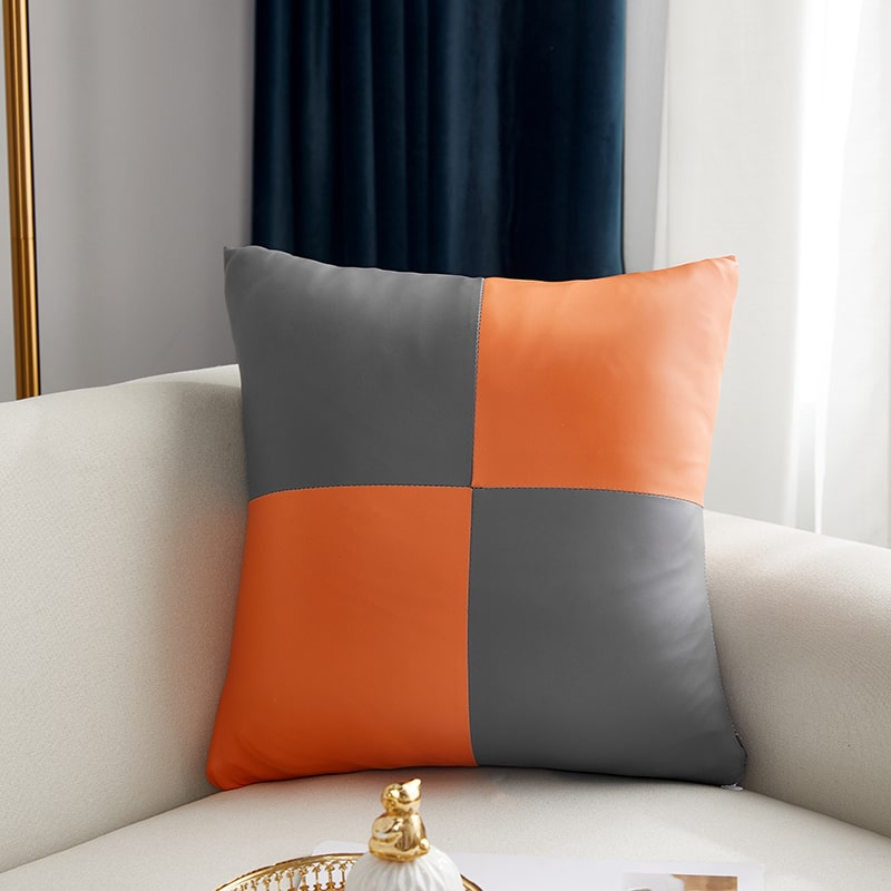 Housse de coussin cuir PU damier orange et gris