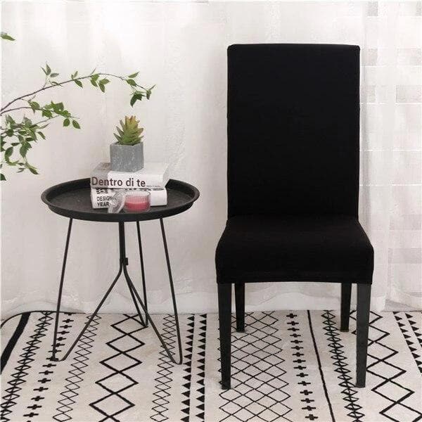 housse de chaise noire sur un tapis