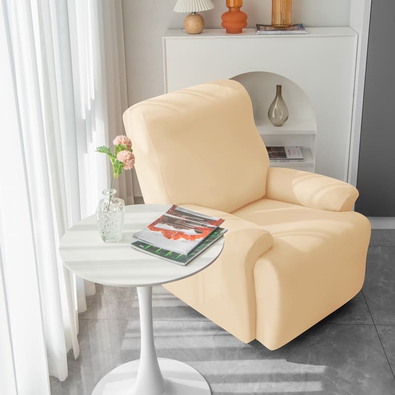 housse de fauteuil relax beige près d&#39;une table basse