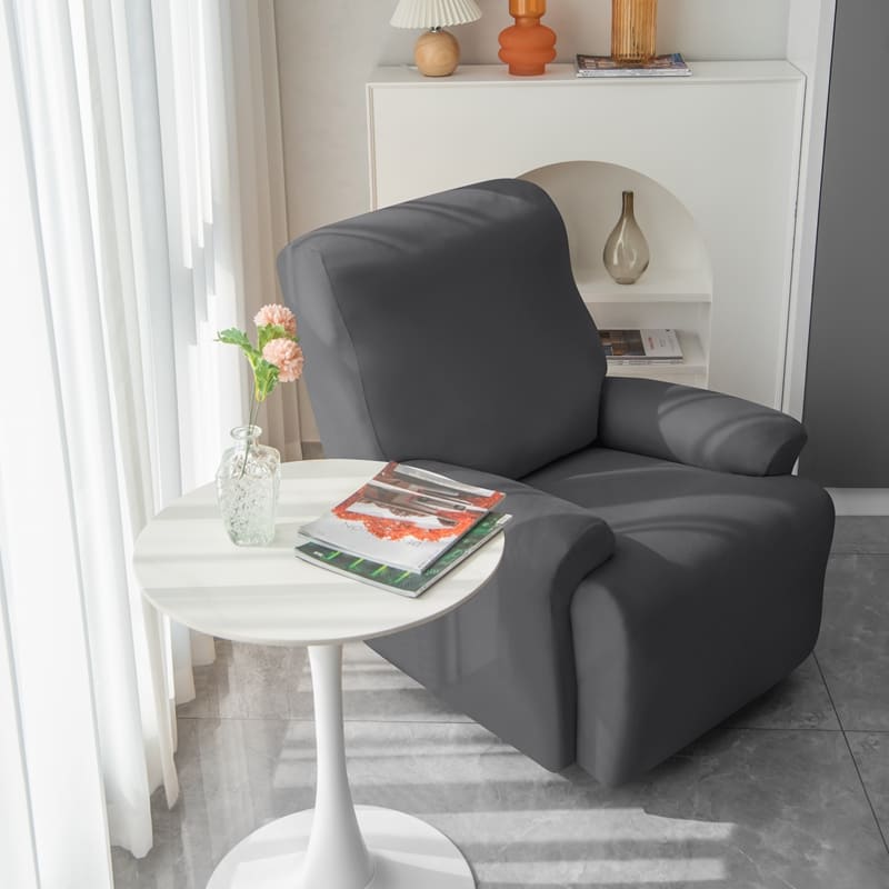housse de fauteuil relax gris foncé près d&#39;une table basse