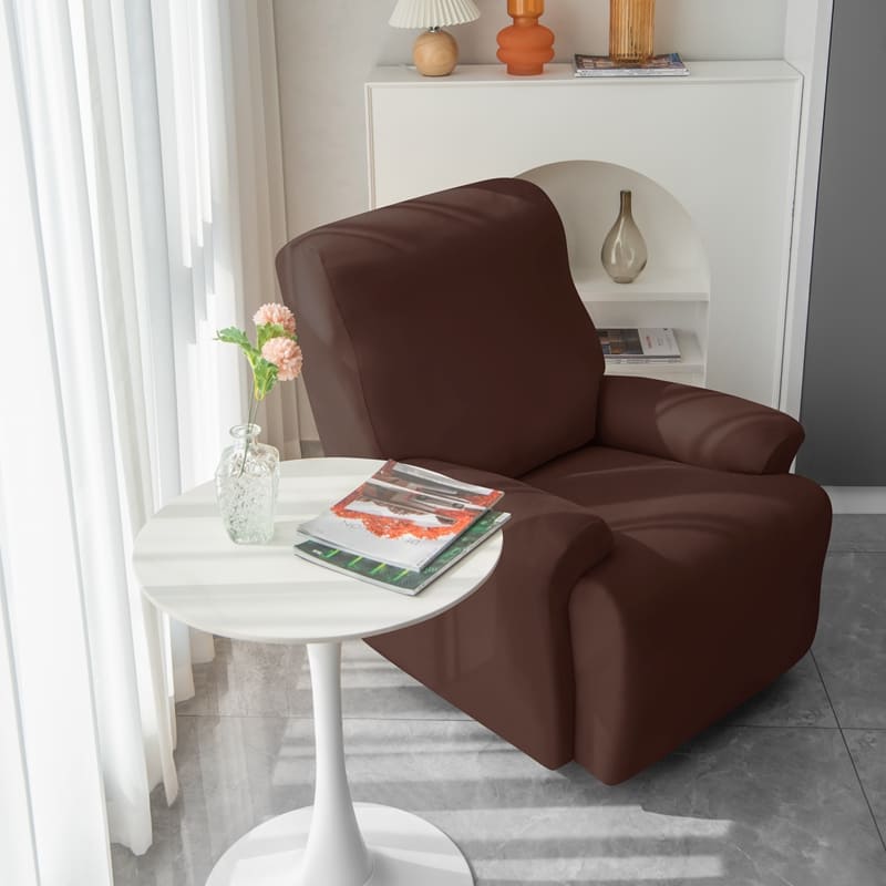 housse de fauteuil relax marron près d&#39;une table basse