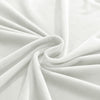 vue rapprochée du tissu de la housse de canapé d&#39;angle velours blanc
