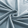 vue rapprochée du tissu de la housse de canapé d&#39;angle velours bleu gris