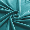 vue rapprochée du tissu de la housse de canapé d&#39;angle velours bleu paon