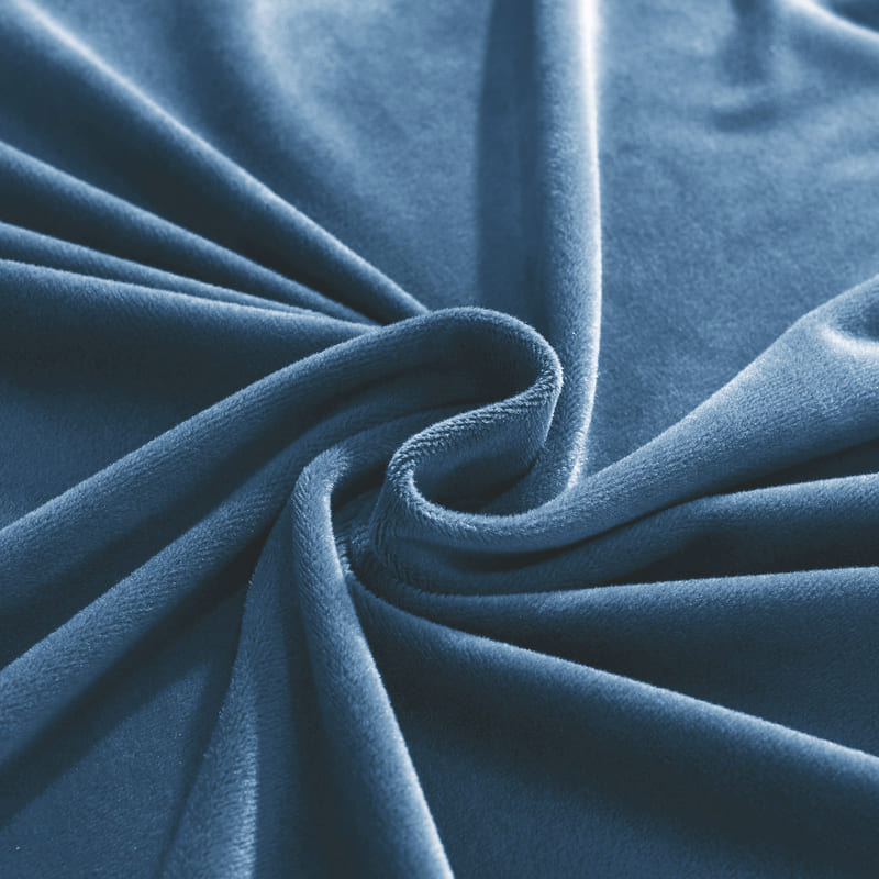 vue rapprochée du tissu de la housse de canapé d&#39;angle velours bleu