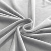 vue rapprochée du tissu de la housse de canapé d&#39;angle velours gris argent