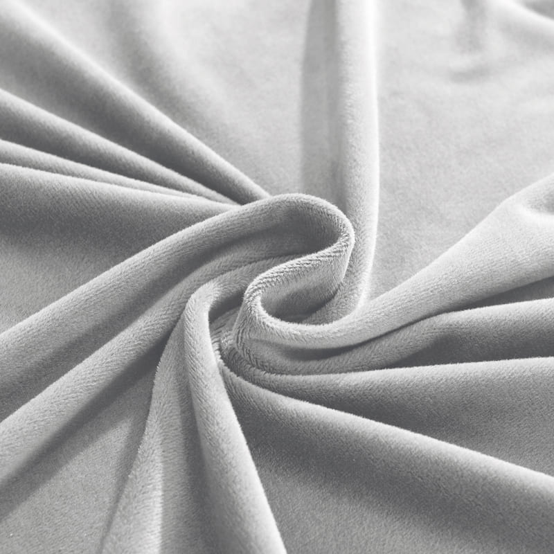 vue rapprochée du tissu de la housse de canapé d'angle velours gris argent