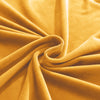 vue rapprochée du tissu de la housse de canapé d&#39;angle velours jaune moutarde