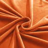 vue rapprochée du tissu de la housse de canapé d&#39;angle velours orange